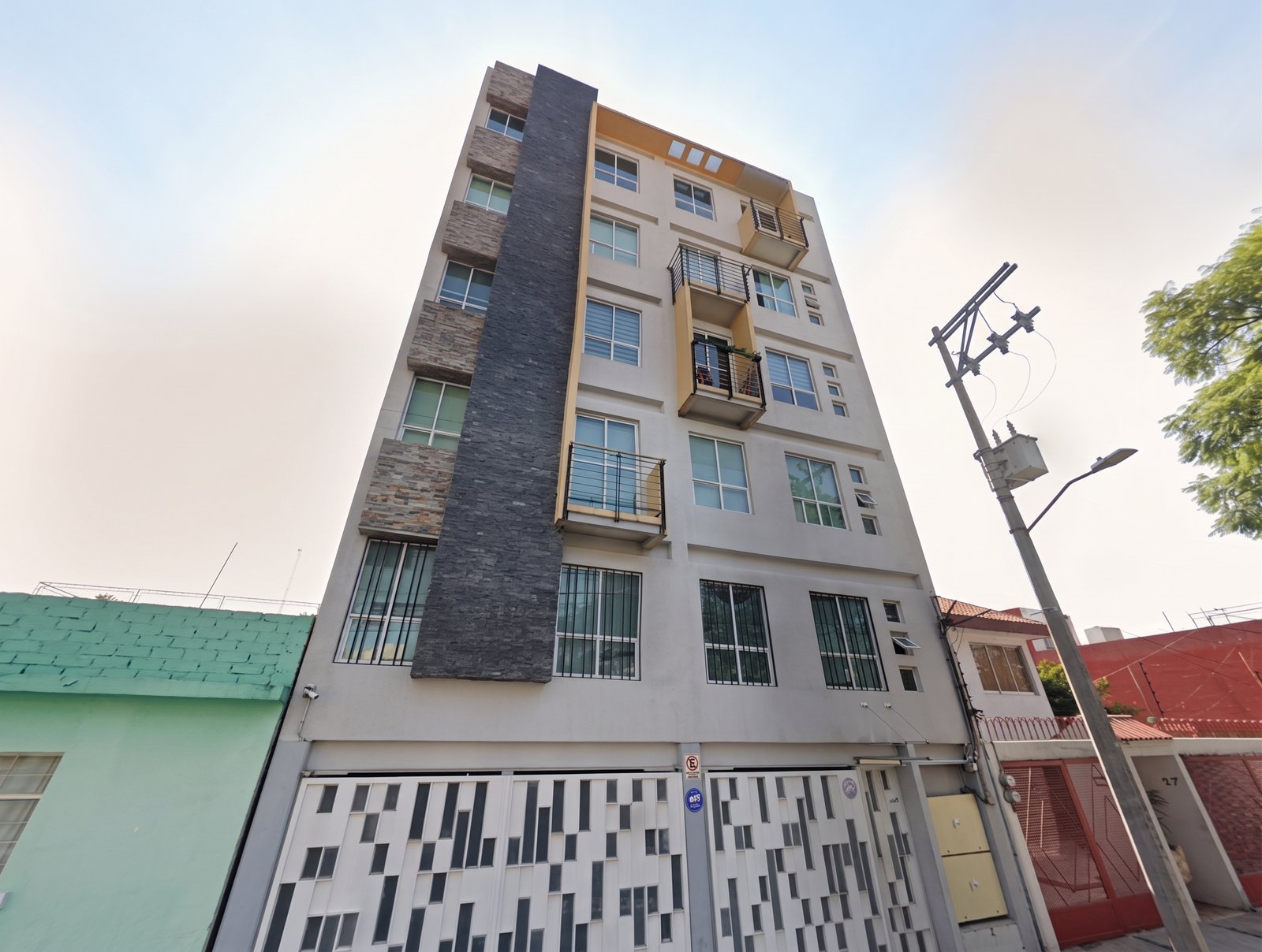 Fachada en proceso de acabado
