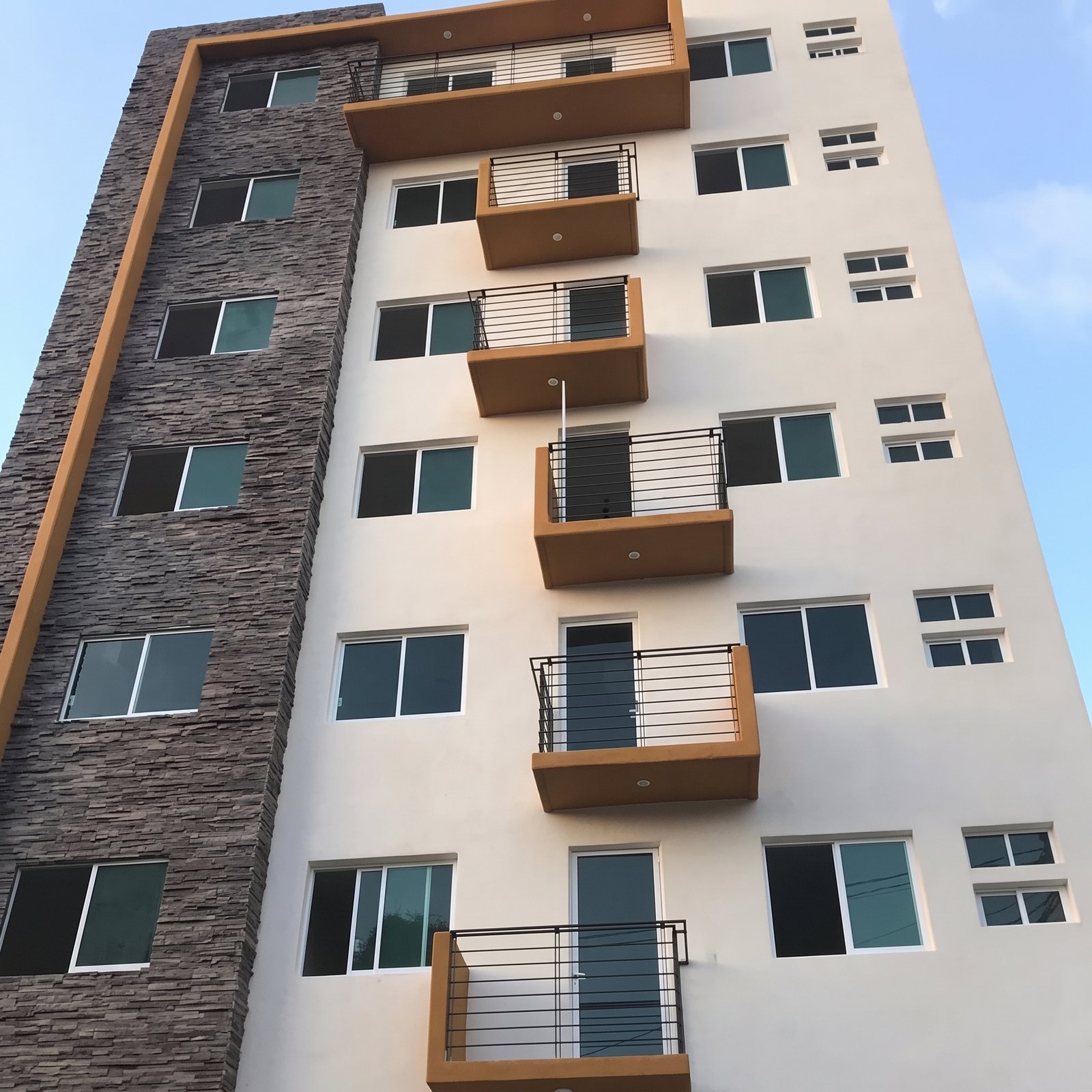 Fachada en proceso de acabado