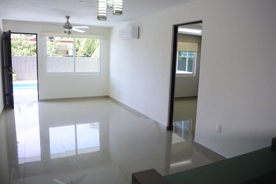 Sala amplia de casa modelo con acceso directo a la alberca