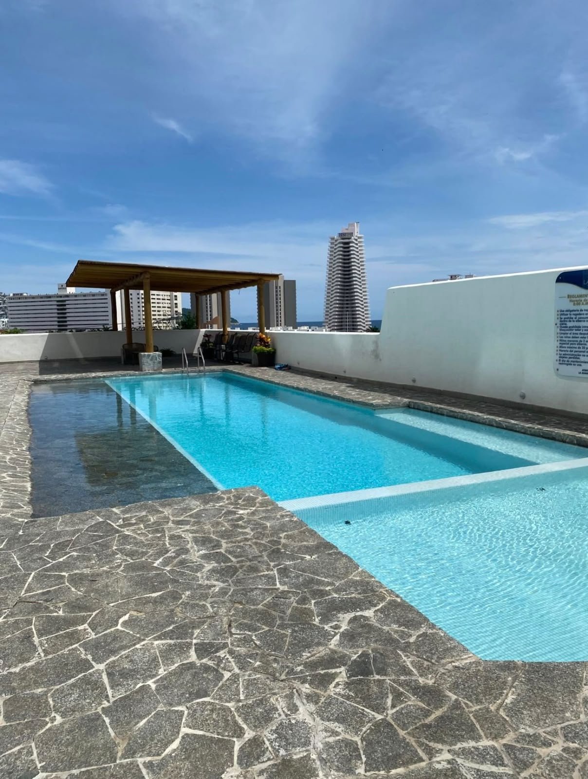 Alberca del desarrollo residencial